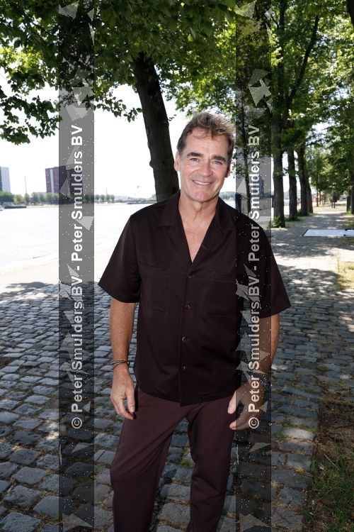 Rotterdam 1 juli 2026
Presentatie de pianoman van Jeroen v d Boom . Gastoptredens zijn er van Mart Hoogkamer Glennis Grace Waylon Luuk v d Boom Kimberly Fransens en Sezina Kelsey