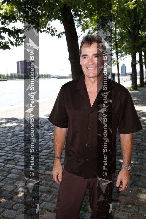 Rotterdam 1 juli 2026
Presentatie de pianoman van Jeroen v d Boom . Gastoptredens zijn er van Mart Hoogkamer Glennis Grace Waylon Luuk v d Boom Kimberly Fransens en Sezina Kelsey