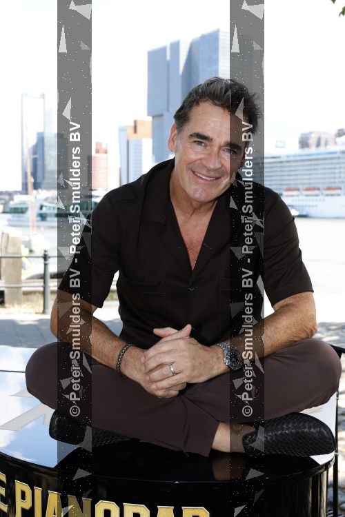 Rotterdam 1 juli 2026
Presentatie de pianoman van Jeroen v d Boom . Gastoptredens zijn er van Mart Hoogkamer Glennis Grace Waylon Luuk v d Boom Kimberly Fransens en Sezina Kelsey