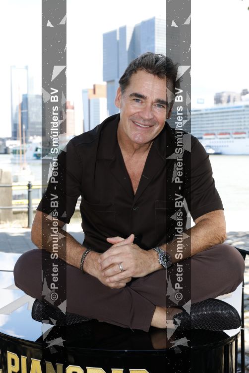 Rotterdam 1 juli 2026
Presentatie de pianoman van Jeroen v d Boom . Gastoptredens zijn er van Mart Hoogkamer Glennis Grace Waylon Luuk v d Boom Kimberly Fransens en Sezina Kelsey