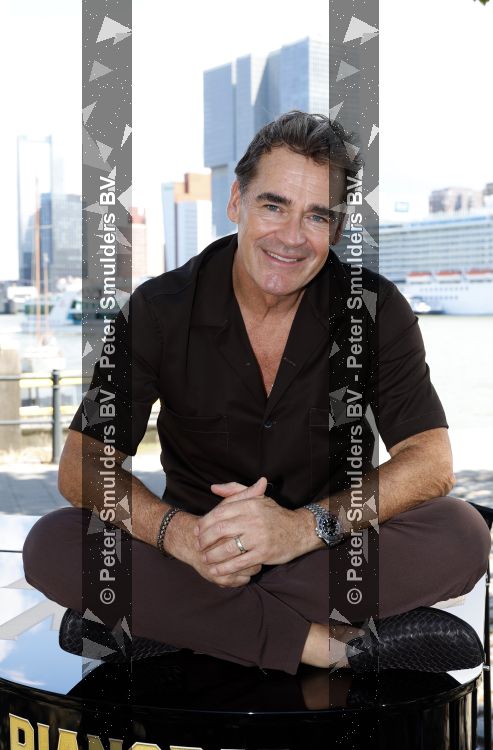 Rotterdam 1 juli 2026
Presentatie de pianoman van Jeroen v d Boom . Gastoptredens zijn er van Mart Hoogkamer Glennis Grace Waylon Luuk v d Boom Kimberly Fransens en Sezina Kelsey