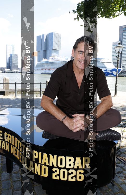 Rotterdam 1 juli 2026
Presentatie de pianoman van Jeroen v d Boom . Gastoptredens zijn er van Mart Hoogkamer Glennis Grace Waylon Luuk v d Boom Kimberly Fransens en Sezina Kelsey