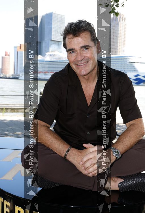 Rotterdam 1 juli 2026
Presentatie de pianoman van Jeroen v d Boom . Gastoptredens zijn er van Mart Hoogkamer Glennis Grace Waylon Luuk v d Boom Kimberly Fransens en Sezina Kelsey