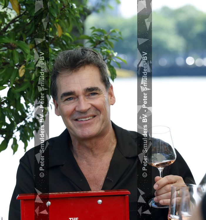 Rotterdam 1 juli 2026
Presentatie de pianoman van Jeroen v d Boom . Gastoptredens zijn er van Mart Hoogkamer Glennis Grace Waylon Luuk v d Boom Kimberly Fransens en Sezina Kelsey