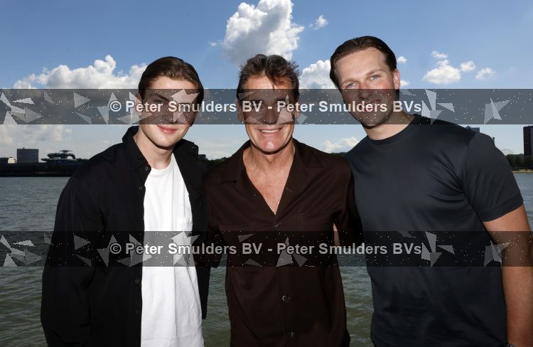 Rotterdam 1 juli 2026
Presentatie de pianoman van Jeroen v d Boom . Gastoptredens zijn er van Mart Hoogkamer Glennis Grace Waylon Luuk v d Boom Kimberly Fransens en Sezina Kelsey. Jeroen v d Boom Daan v d Boom en Luuk v d Boom