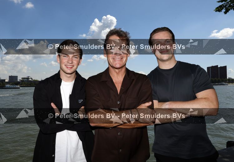 Rotterdam 1 juli 2026
Presentatie de pianoman van Jeroen v d Boom . Gastoptredens zijn er van Mart Hoogkamer Glennis Grace Waylon Luuk v d Boom Kimberly Fransens en Sezina Kelsey. Jeroen v d Boom Daan v d Boom en Luuk v d Boom