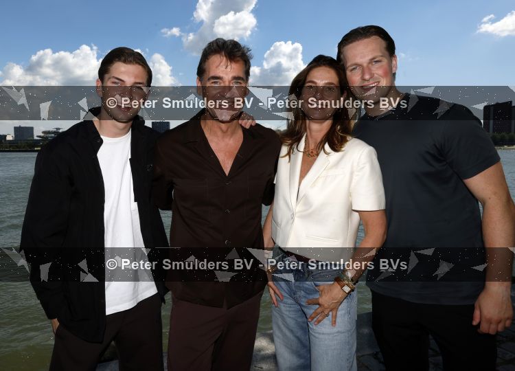 Rotterdam 1 juli 2026
Presentatie de pianoman van Jeroen v d Boom . Gastoptredens zijn er van Mart Hoogkamer Glennis Grace Waylon Luuk v d Boom Kimberly Fransens en Sezina Kelsey. Jeroen v d Boom Daan v d Boom en Luuk v d Boom en Dany v d Boom