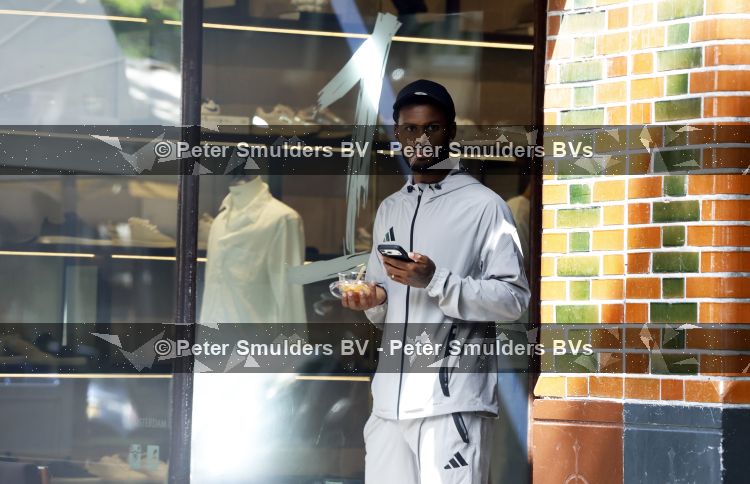Amsterdam 2 juli 2026
Jerrel Hato en Ryan Gravenberch aan het winekeln bij de populairste kledingzaak van Amsterdam , 1Amsterdam op de cornelis schuytstraat .
