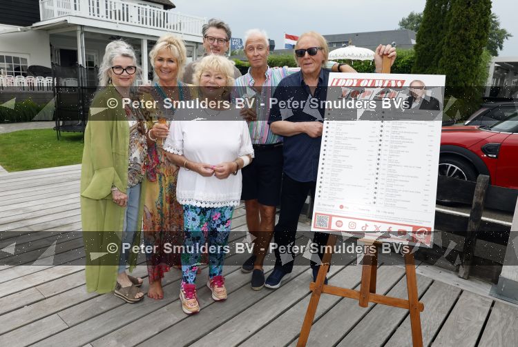 Loosdrecht 29 mei 2026
Eddy Ouwens viert zijn 80e verjaardag met een boottocht en een borrel bij Lakeside cafe . Jody Pijper Melita Cousel Tineke Nooij Lex Cousel Erik de Zwart en Eddy Ouwens 