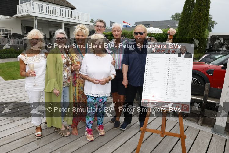 Loosdrecht 29 mei 2026
Eddy Ouwens viert zijn 80e verjaardag met een boottocht en een borrel bij Lakeside cafe . Jody Pijper Melita Cousel Tineke Nooij Lex Cousel Erik de Zwart en Eddy Ouwens 