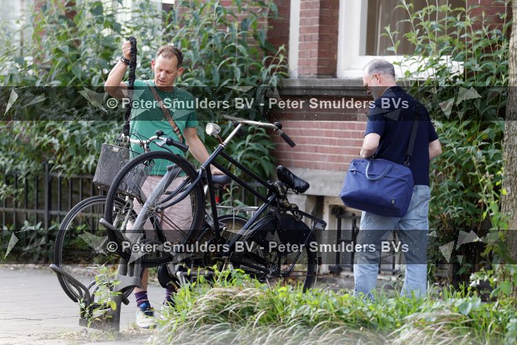 Amsterdam 29 mei 2026
Joep Onderdelinden met partner Hans op de fiets in Amsterdam zuid .