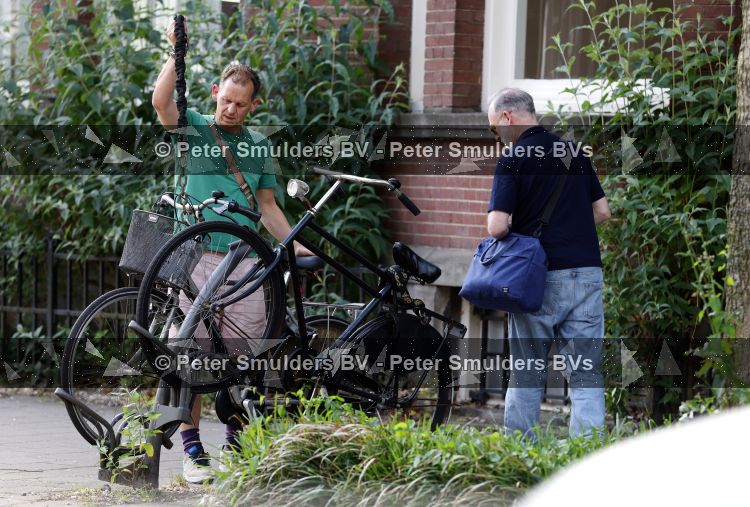 Amsterdam 29 mei 2026
Joep Onderdelinden met partner Hans op de fiets in Amsterdam zuid .