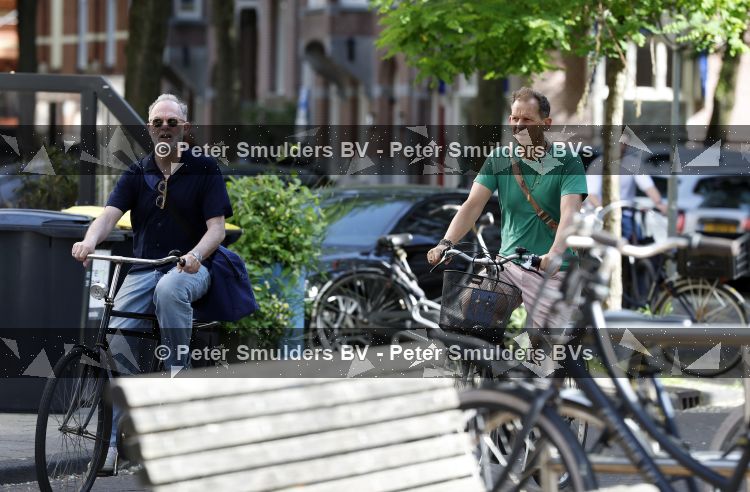 Amsterdam 29 mei 2026
Joep Onderdelinden met partner Hans op de fiets in Amsterdam zuid .