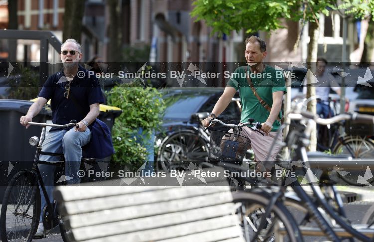 Amsterdam 29 mei 2026
Joep Onderdelinden met partner Hans op de fiets in Amsterdam zuid .