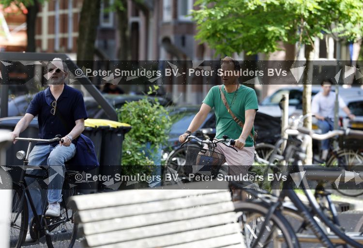 Amsterdam 29 mei 2026
Joep Onderdelinden met partner Hans op de fiets in Amsterdam zuid .