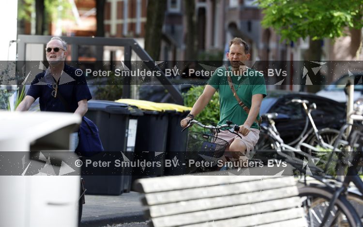 Amsterdam 29 mei 2026
Joep Onderdelinden met partner Hans op de fiets in Amsterdam zuid .