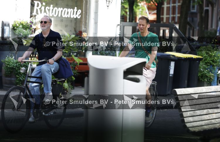 Amsterdam 29 mei 2026
Joep Onderdelinden met partner Hans op de fiets in Amsterdam zuid .