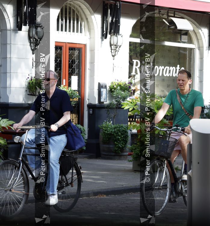 Amsterdam 29 mei 2026
Joep Onderdelinden met partner Hans op de fiets in Amsterdam zuid .