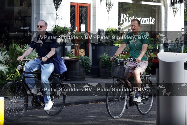 Amsterdam 29 mei 2026
Joep Onderdelinden met partner Hans op de fiets in Amsterdam zuid .