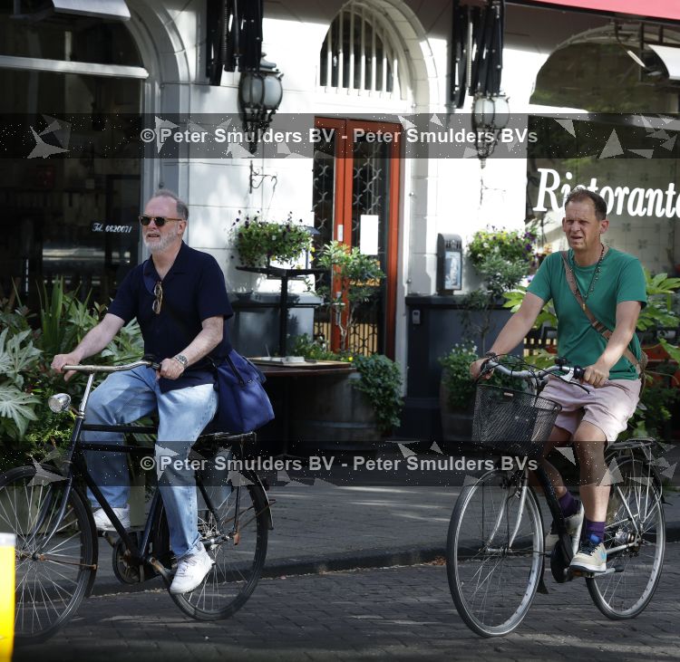 Amsterdam 29 mei 2026
Joep Onderdelinden met partner Hans op de fiets in Amsterdam zuid .