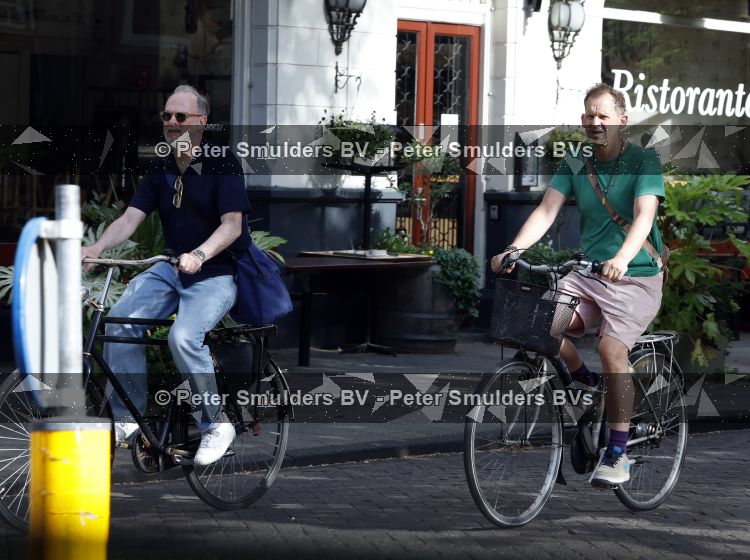 Amsterdam 29 mei 2026
Joep Onderdelinden met partner Hans op de fiets in Amsterdam zuid .