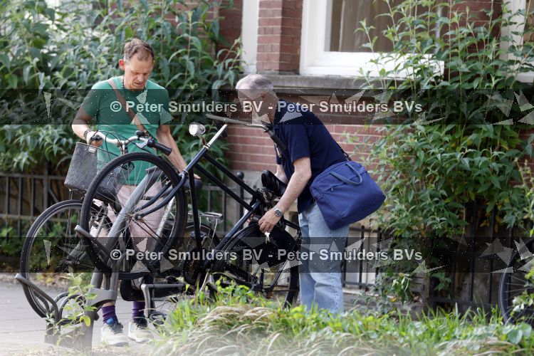 Amsterdam 29 mei 2026
Joep Onderdelinden met partner Hans op de fiets in Amsterdam zuid .