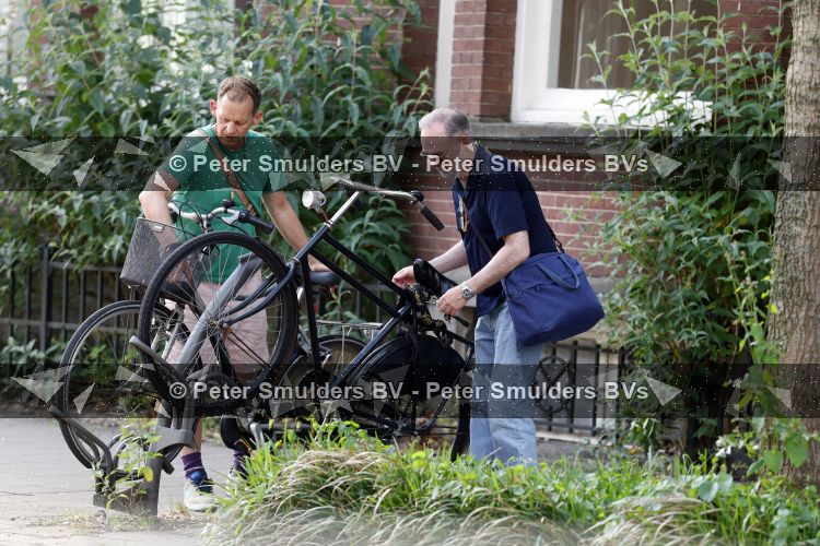 Amsterdam 29 mei 2026
Joep Onderdelinden met partner Hans op de fiets in Amsterdam zuid .