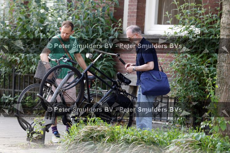 Amsterdam 29 mei 2026
Joep Onderdelinden met partner Hans op de fiets in Amsterdam zuid .