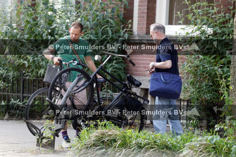 Amsterdam 29 mei 2026
Joep Onderdelinden met partner Hans op de fiets in Amsterdam zuid .