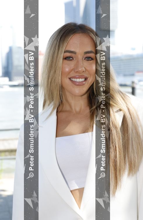 Rotterdam 1 juli 2026
Presentatie de pianoman van Jeroen v d Boom . Gastoptredens zijn er van Mart Hoogkamer Glennis Grace Waylon Luuk v d Boom Kimberly Fransens en Sezina Kelsey