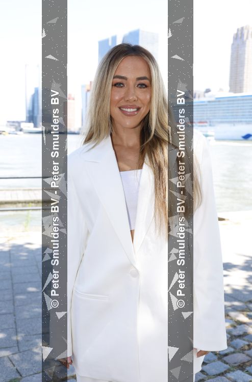 Rotterdam 1 juli 2026
Presentatie de pianoman van Jeroen v d Boom . Gastoptredens zijn er van Mart Hoogkamer Glennis Grace Waylon Luuk v d Boom Kimberly Fransens en Sezina Kelsey