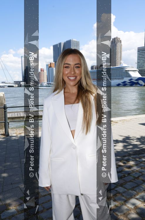 Rotterdam 1 juli 2026
Presentatie de pianoman van Jeroen v d Boom . Gastoptredens zijn er van Mart Hoogkamer Glennis Grace Waylon Luuk v d Boom Kimberly Fransens en Sezina Kelsey