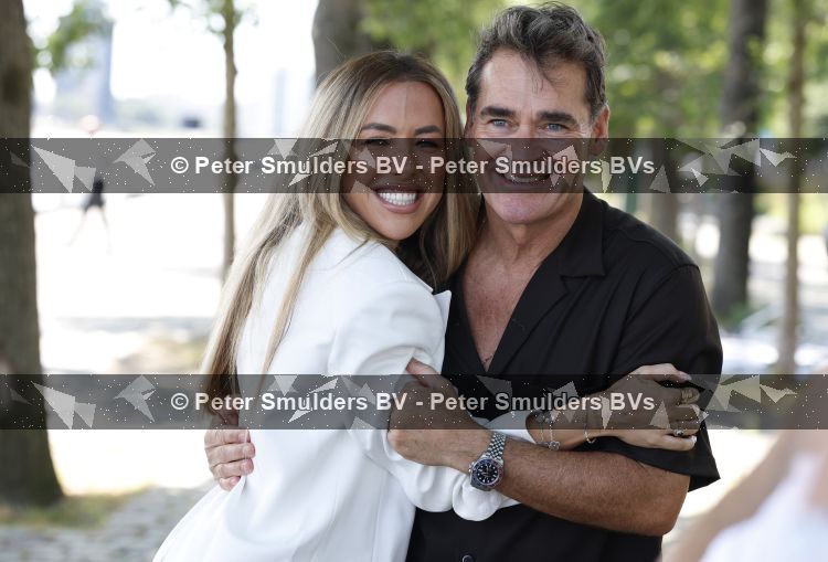 Rotterdam 1 juli 2026
Presentatie de pianoman van Jeroen v d Boom . Gastoptredens zijn er van Mart Hoogkamer Glennis Grace Waylon Luuk v d Boom Kimberly Fransens en Sezina Kelsey