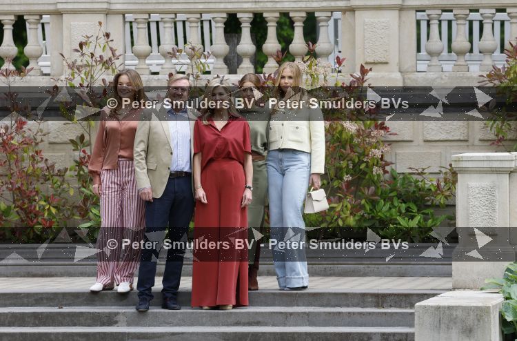 Den Haag 21 mei 2026
Fotouurtje met de koninklijke familie in de Hollandse tuin van Park Clingendael . Aanwezig Koning Willem Alexander Koningin Maxima Prinses Amalia Prinses Alexia en Prinses Ariane . 