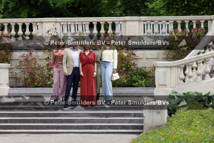 Den Haag 21 mei 2026
Fotouurtje met de koninklijke familie in de Hollandse tuin van Park Clingendael . Aanwezig Koning Willem Alexander Koningin Maxima Prinses Amalia Prinses Alexia en Prinses Ariane . 