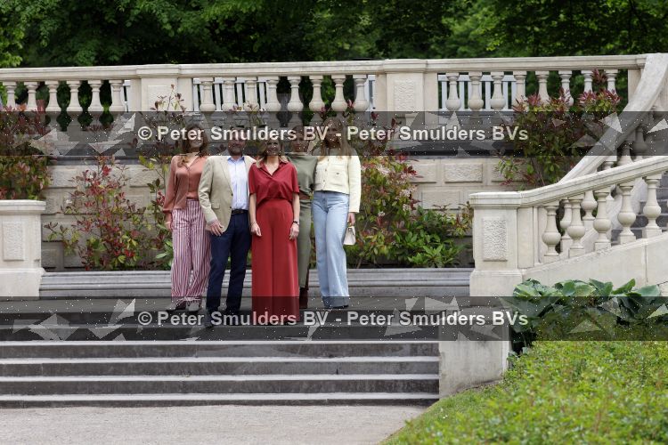 Den Haag 21 mei 2026
Fotouurtje met de koninklijke familie in de Hollandse tuin van Park Clingendael . Aanwezig Koning Willem Alexander Koningin Maxima Prinses Amalia Prinses Alexia en Prinses Ariane . 