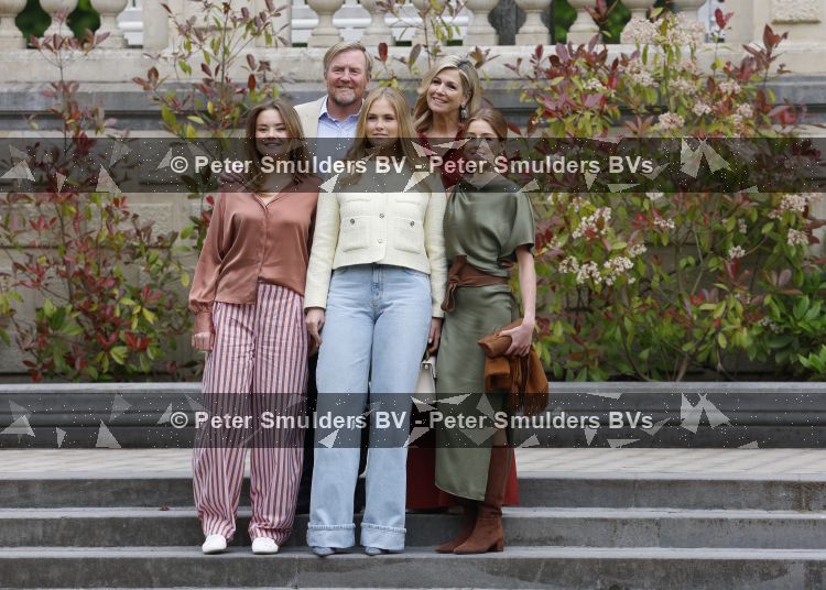 Den Haag 21 mei 2026
Fotouurtje met de koninklijke familie in de Hollandse tuin van Park Clingendael . Aanwezig Koning Willem Alexander Koningin Maxima Prinses Amalia Prinses Alexia en Prinses Ariane . 