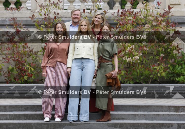 Den Haag 21 mei 2026
Fotouurtje met de koninklijke familie in de Hollandse tuin van Park Clingendael . Aanwezig Koning Willem Alexander Koningin Maxima Prinses Amalia Prinses Alexia en Prinses Ariane . 