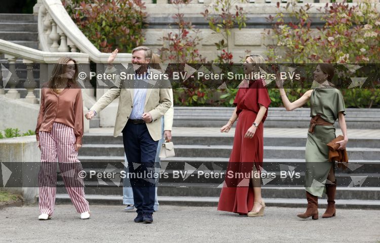 Den Haag 21 mei 2026
Fotouurtje met de koninklijke familie in de Hollandse tuin van Park Clingendael . Aanwezig Koning Willem Alexander Koningin Maxima Prinses Amalia Prinses Alexia en Prinses Ariane . 