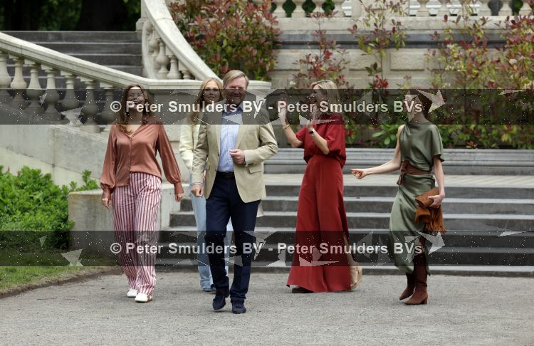 Den Haag 21 mei 2026
Fotouurtje met de koninklijke familie in de Hollandse tuin van Park Clingendael . Aanwezig Koning Willem Alexander Koningin Maxima Prinses Amalia Prinses Alexia en Prinses Ariane . 