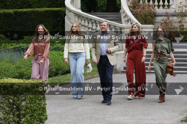 Den Haag 21 mei 2026
Fotouurtje met de koninklijke familie in de Hollandse tuin van Park Clingendael . Aanwezig Koning Willem Alexander Koningin Maxima Prinses Amalia Prinses Alexia en Prinses Ariane . 