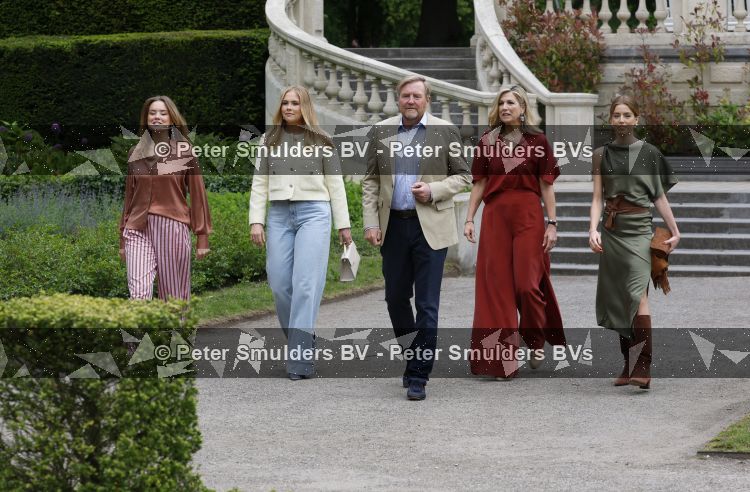 Den Haag 21 mei 2026
Fotouurtje met de koninklijke familie in de Hollandse tuin van Park Clingendael . Aanwezig Koning Willem Alexander Koningin Maxima Prinses Amalia Prinses Alexia en Prinses Ariane . 