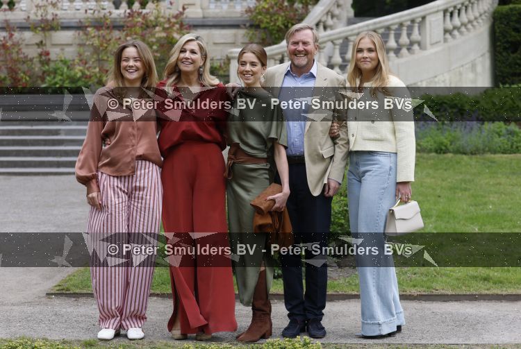 Den Haag 21 mei 2026
Fotouurtje met de koninklijke familie in de Hollandse tuin van Park Clingendael . Aanwezig Koning Willem Alexander Koningin Maxima Prinses Amalia Prinses Alexia en Prinses Ariane . 