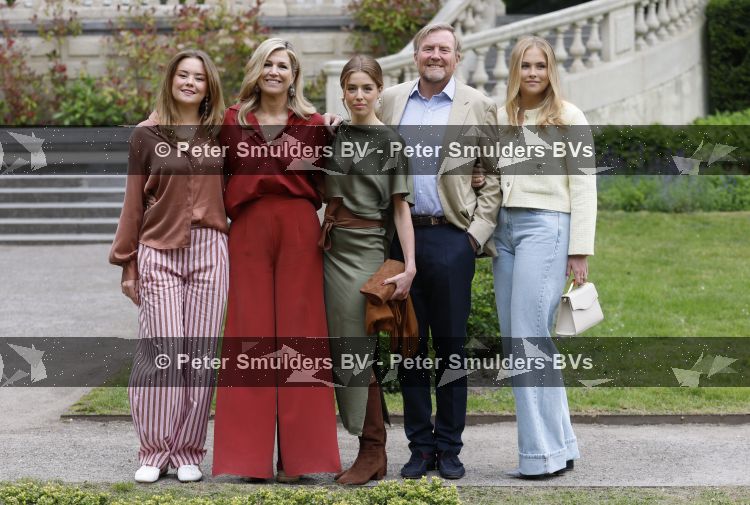 Den Haag 21 mei 2026
Fotouurtje met de koninklijke familie in de Hollandse tuin van Park Clingendael . Aanwezig Koning Willem Alexander Koningin Maxima Prinses Amalia Prinses Alexia en Prinses Ariane . 