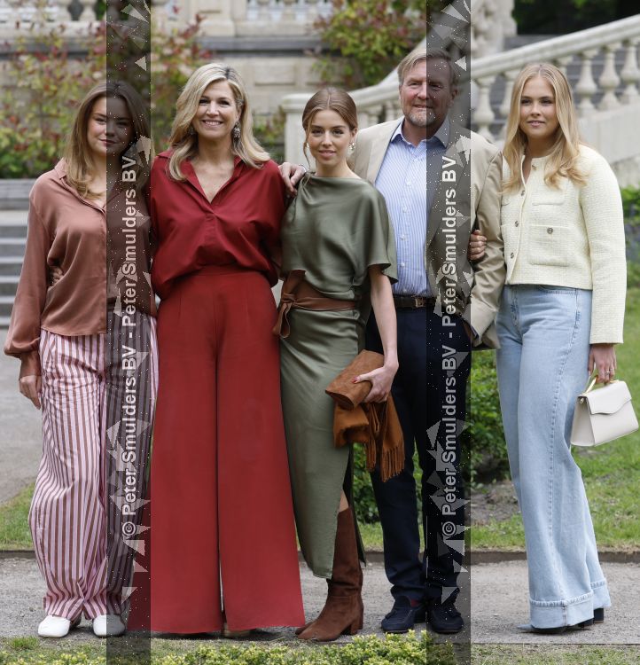 Den Haag 21 mei 2026
Fotouurtje met de koninklijke familie in de Hollandse tuin van Park Clingendael . Aanwezig Koning Willem Alexander Koningin Maxima Prinses Amalia Prinses Alexia en Prinses Ariane . 