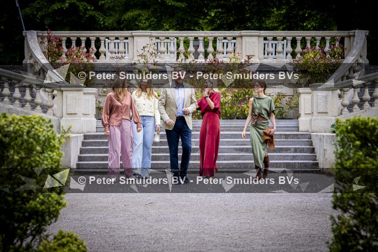 Den Haag 21 mei 2026
Fotouurtje met de koninklijke familie in de Hollandse tuin van Park Clingendael . Aanwezig Koning Willem Alexander Koningin Maxima Prinses Amalia Prinses Alexia en Prinses Ariane . 