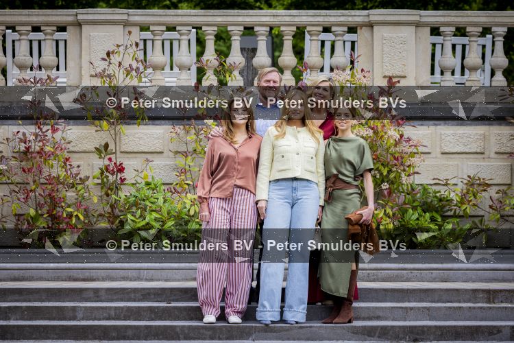 Den Haag 21 mei 2026
Fotouurtje met de koninklijke familie in de Hollandse tuin van Park Clingendael . Aanwezig Koning Willem Alexander Koningin Maxima Prinses Amalia Prinses Alexia en Prinses Ariane . 