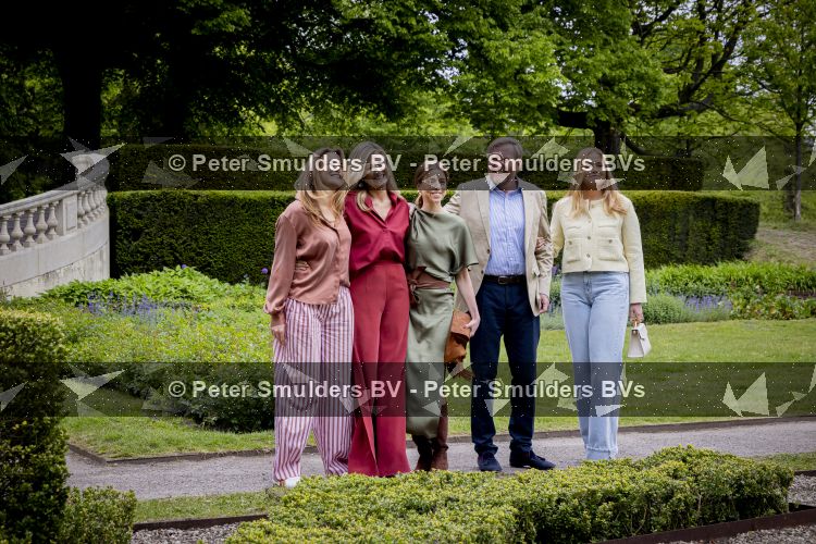 Den Haag 21 mei 2026
Fotouurtje met de koninklijke familie in de Hollandse tuin van Park Clingendael . Aanwezig Koning Willem Alexander Koningin Maxima Prinses Amalia Prinses Alexia en Prinses Ariane . 
