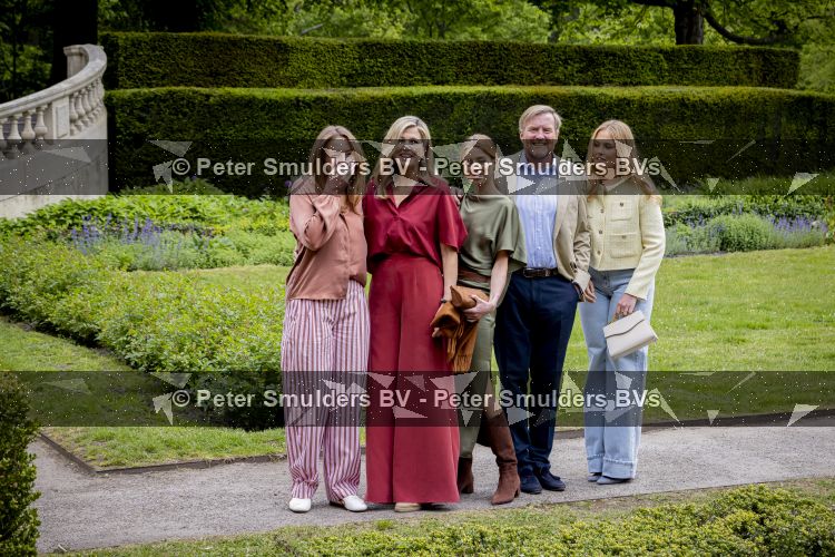 Den Haag 21 mei 2026
Fotouurtje met de koninklijke familie in de Hollandse tuin van Park Clingendael . Aanwezig Koning Willem Alexander Koningin Maxima Prinses Amalia Prinses Alexia en Prinses Ariane . 