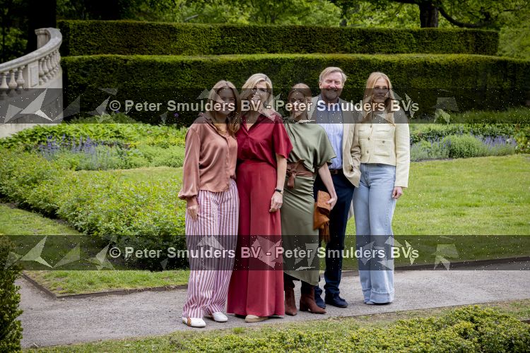 Den Haag 21 mei 2026
Fotouurtje met de koninklijke familie in de Hollandse tuin van Park Clingendael . Aanwezig Koning Willem Alexander Koningin Maxima Prinses Amalia Prinses Alexia en Prinses Ariane . 